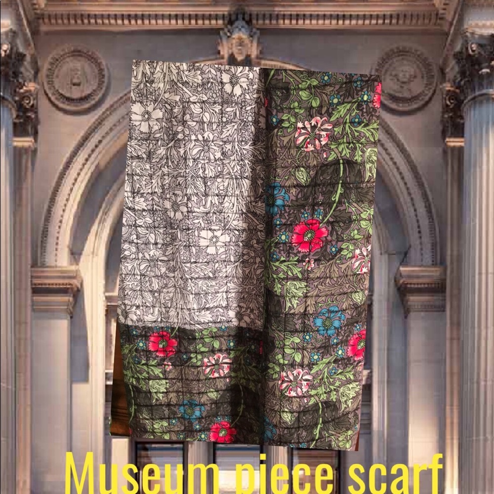Museum scarf